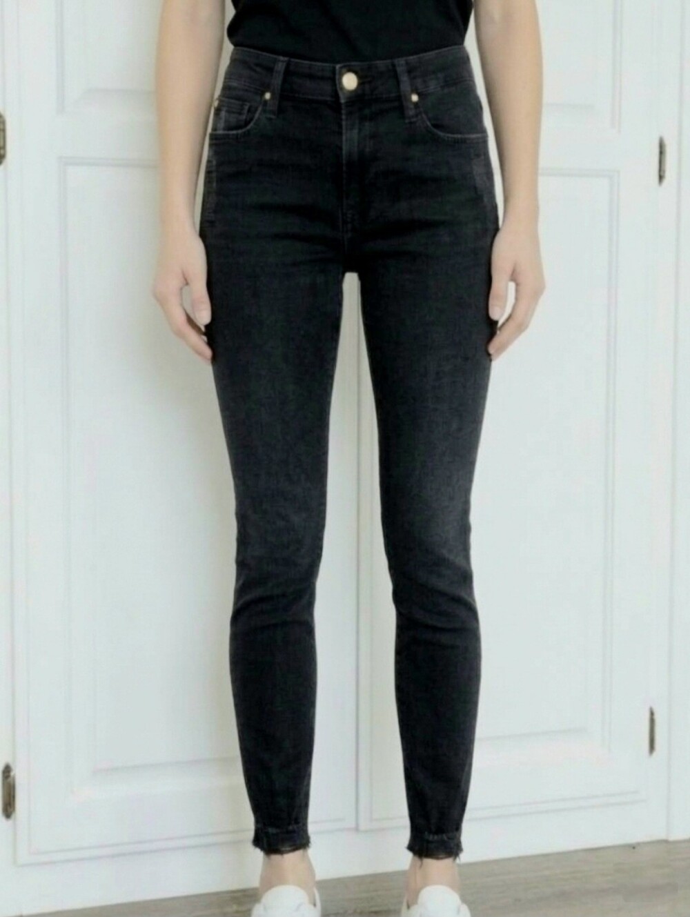 FRAME Le High Skinny Distressed Jeans in Sabbath Black – Split Raw Hem Size 25